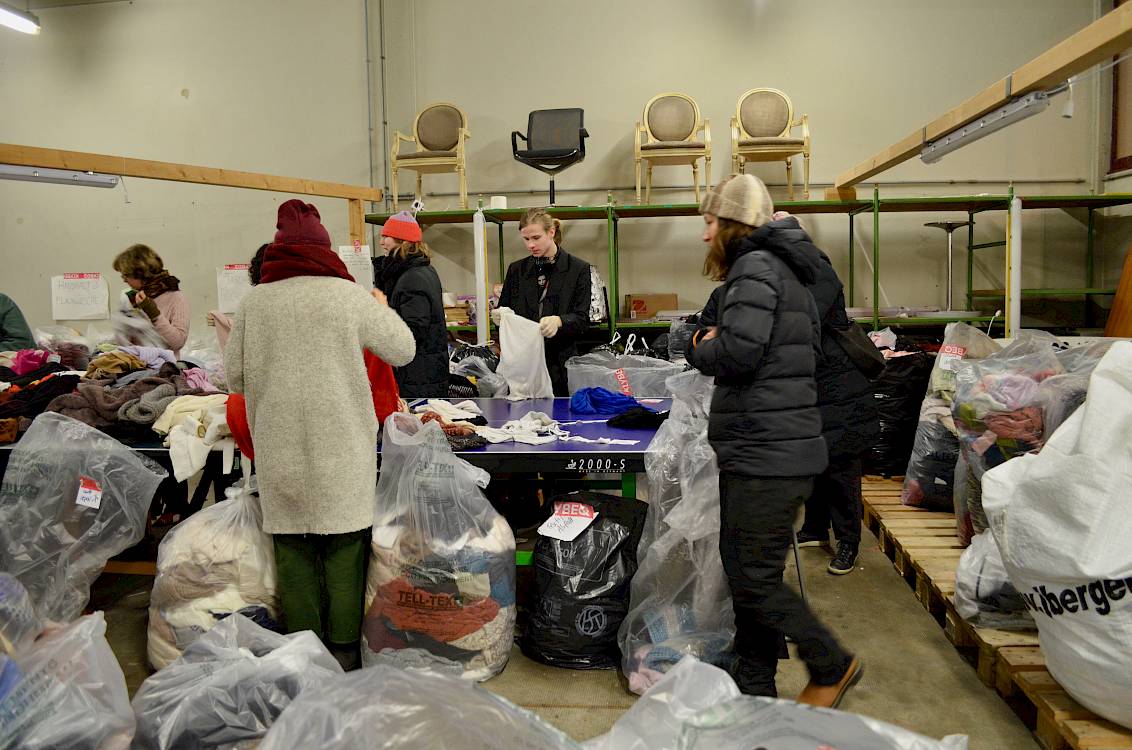 Ana Stamenkova und zahlreiche Helfer:innen sortierten Alttextilien in der Garage auf dem Franck Areal