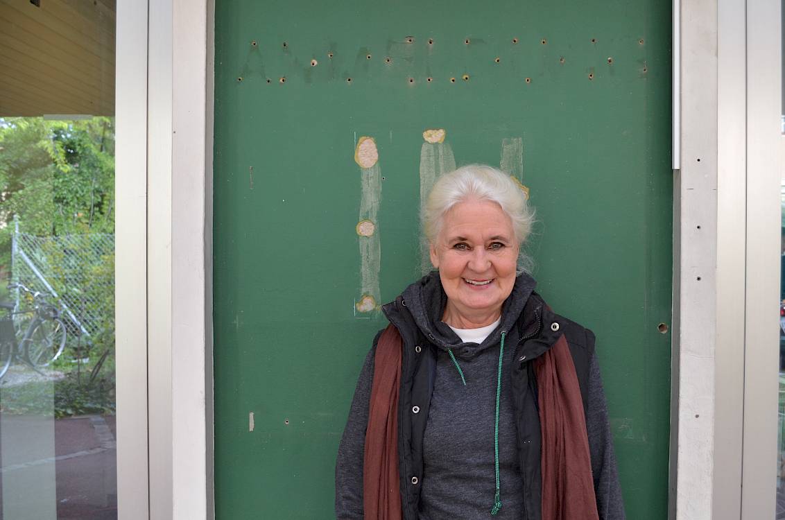 Claudia Adrario steht stolz neben dem Eingang zum neuen Bistro Francka,