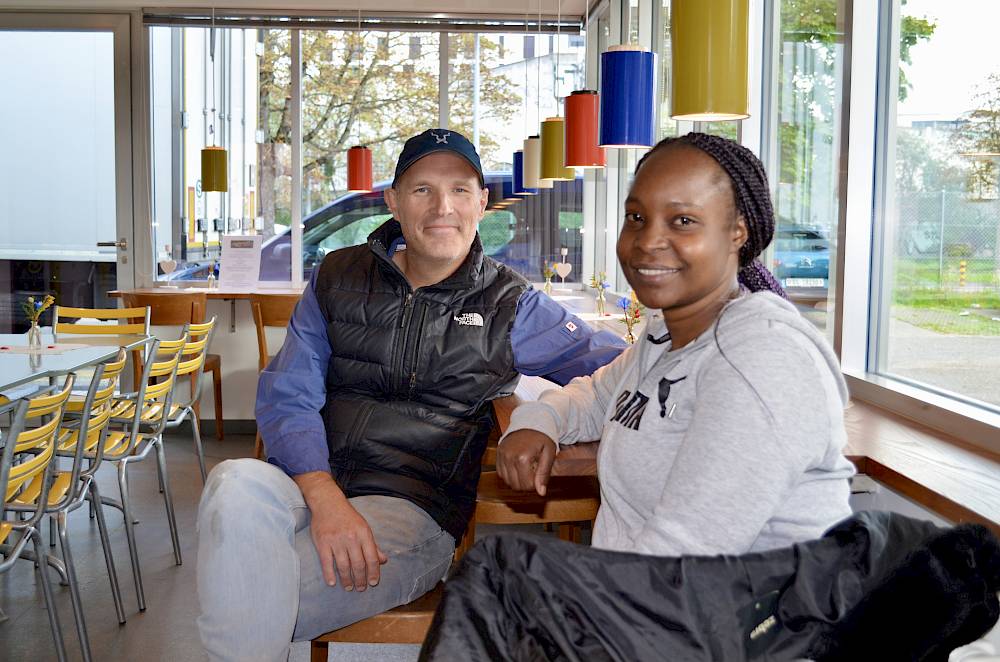 Nick und Lucy an ihrem Lieblingsplatz im neuen Bistro Francka